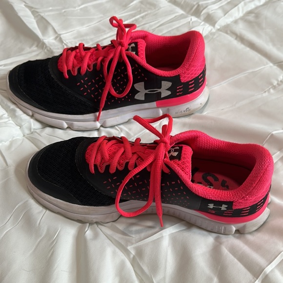 Under Armour speed swift black & hot pink tennis shoe. Size .9 - Picture 2 of 5